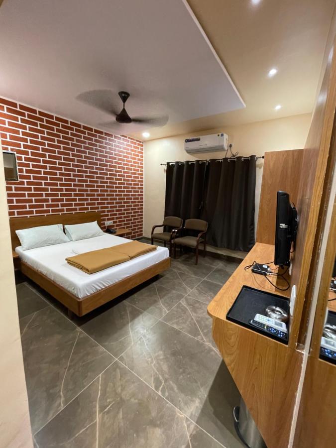 Hotel Vardhan Silvassa Buitenkant foto