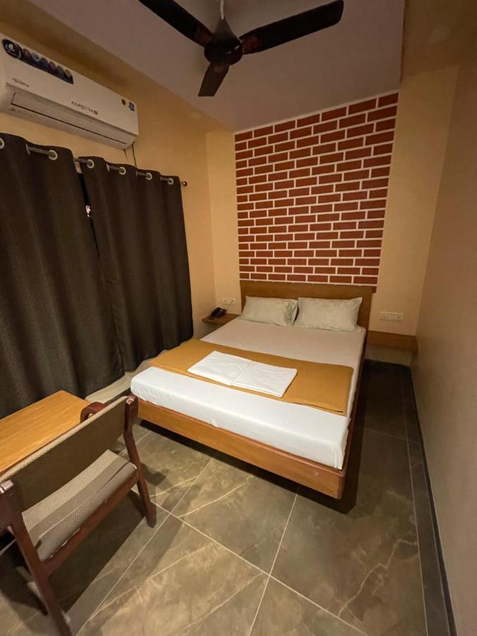 Hotel Vardhan Silvassa Buitenkant foto