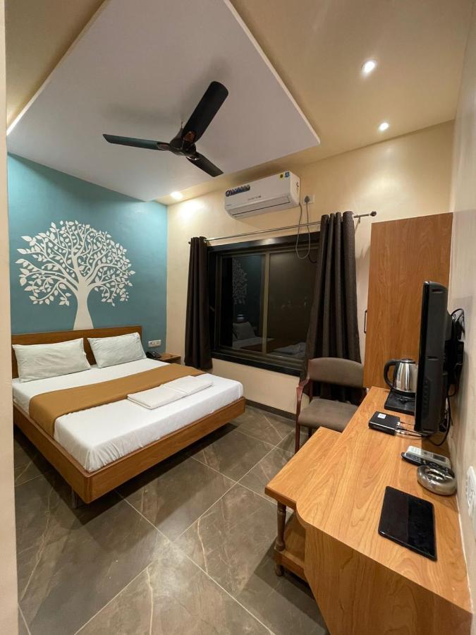 Hotel Vardhan Silvassa Buitenkant foto