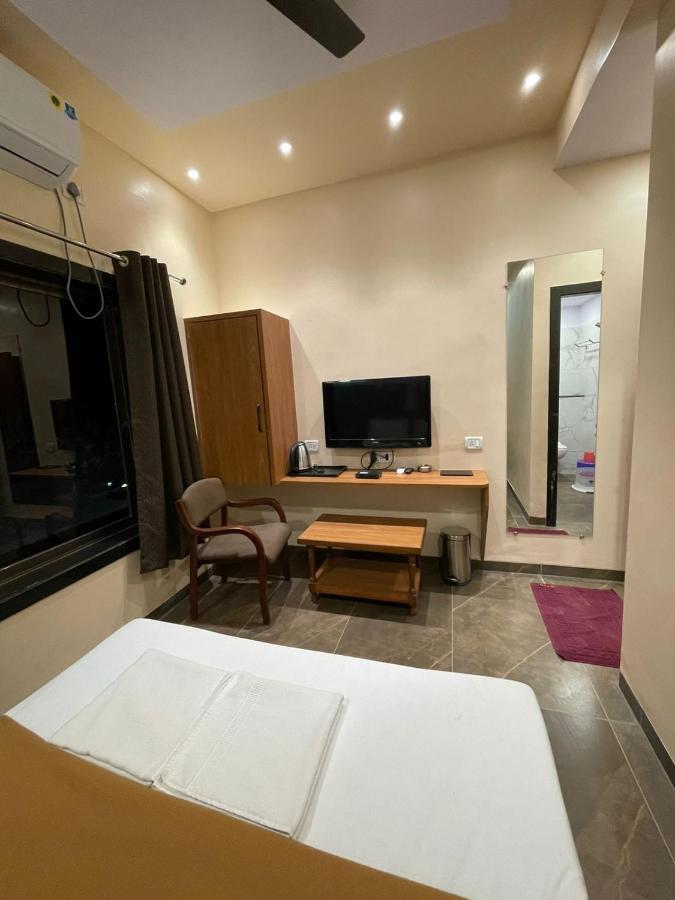 Hotel Vardhan Silvassa Buitenkant foto