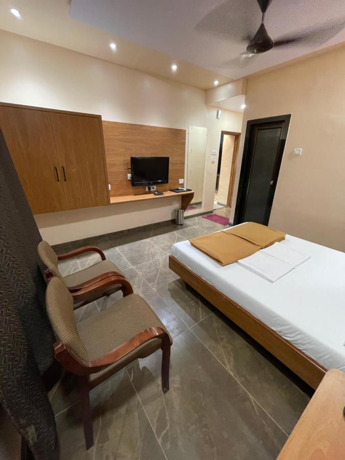Hotel Vardhan Silvassa Buitenkant foto
