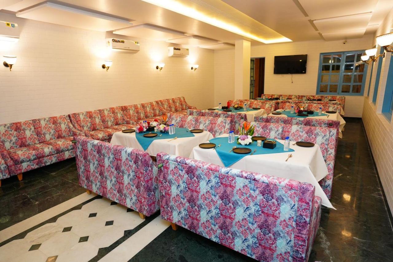 Hotel Vardhan Silvassa Buitenkant foto